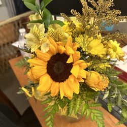 The arrangement delivered 7 days ago and are holding up well.