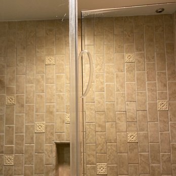 Vino Bello Resort - The shower door does not close - Resorts Near Me - Napa, California