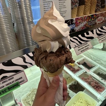 Crèmerie Wild Willy's - a hand holding an ice cream cone - Ice Cream & Frozen Yogurt Near Me - Pointe-Claire, Quebec