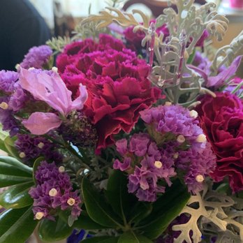 Sarah Larkin Design - Mother's Day carnation arrangement - Floral Designers Near Me Sarah Larkin Design - Mother's Day carnation arrangement - Floral Designers Near Me