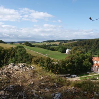 keltisches Oppidum - Blick vom Oppidum auf den Frauenberg (Keltenschanze) mit Kloster Weltenburg (vorm. Druidenhöhle) - Hotels & Travel Near Me