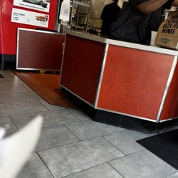 Wingstop - Servio al cliente