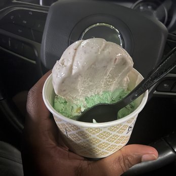 Kilwins Ice Cream - Chocolate - Fudge - Strawberry and Pistachio - Desserts Near Me - Alexandria, Virginia