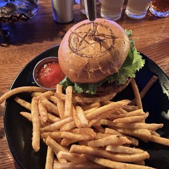 Raven’s Manor - Wendigo burger - Cocktail Bars Near Me - Portland, Oregon Raven’s Manor - Wendigo burger - Cocktail Bars Near Me - Portland, Oregon