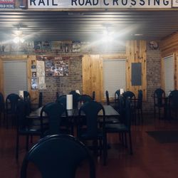 Double D's Brickhouse BBQ - Dining area