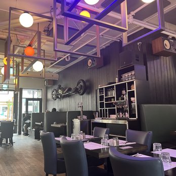 L'Avenue Notre Dame - Seating - Breakfast & Brunch Near Me - Montreal, Quebec L'Avenue Notre Dame - Seating - Breakfast & Brunch Near Me - Montreal, Quebec