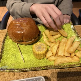 Rugby Tavern - Cheeseburger and fries - British Near Me - Cambrils, T