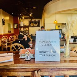 Mama Surang's Thai Kitchen - Inside