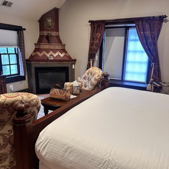 Hillbrook Inn - Winter Cottage - Bed & Breakfast Near Me - Charles Town, West Virginia