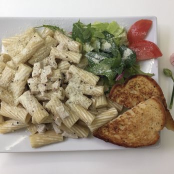 Baretto Caffe - Alfredo chicken (flower not included, it's my girlfriend's, haha) - Cafes Near Me - Toronto, Ontario