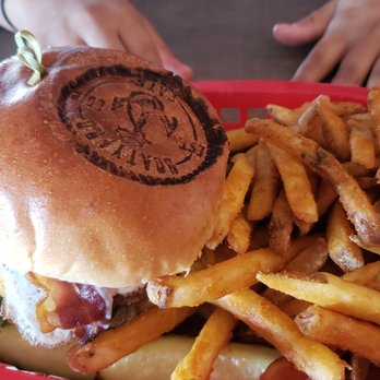 BoatYard LKN - Bars Near Me - Cornelius, North Carolina