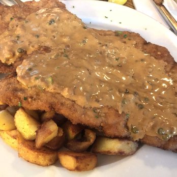 Bei Oma Kleinmann - Schnitzel topped with green pepper cream sauce - Gastropubs Near Me - Cologne, NW Bei Oma Kleinmann - Schnitzel topped with green pepper cream sauce - Gastropubs Near Me - Cologne, NW