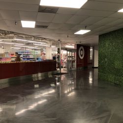 Brow Wow - Mall interior