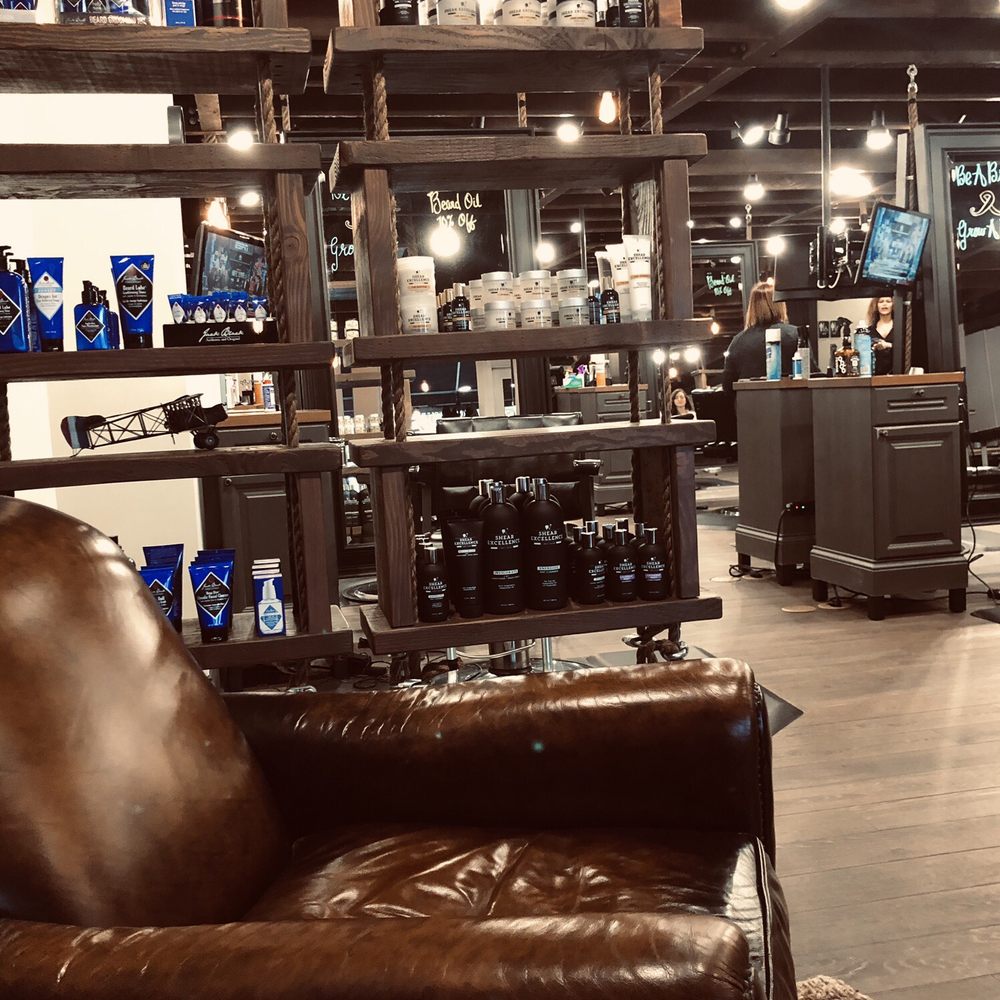 Leather easy chairs and a warm, inviting atmosphere Leather easy chairs and a warm, inviting atmosphere