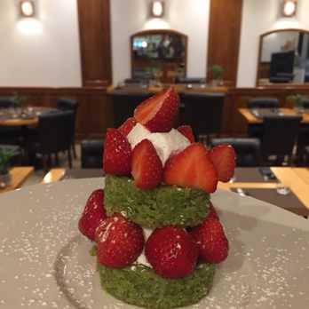 La Scene Brasserie - Financier aux pistaches, fraises et chantilly - French Near Me - Lyon, 69 La Scene Brasserie - Financier aux pistaches, fraises et chantilly - French Near Me - Lyon, 69