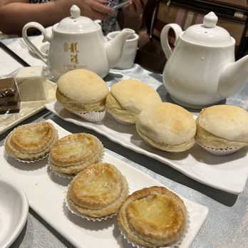 Lobster Port - BBQ bun with abalone sauce and Wagyu beef with onion pastry - Dim Sum Near Me - Markham, Ontario Lobster Port - BBQ bun with abalone sauce and Wagyu beef with onion pastry - Dim Sum Near Me - Markham, Ontario