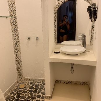Kinbé - Rocks bottom of shower and no separation for water to stay in the shower. - Hotels Near Me - Playa del Carmen, ROO Kinbé - Rocks bottom of shower and no separation for water to stay in the shower. - Hotels Near Me - Playa del Carmen, ROO