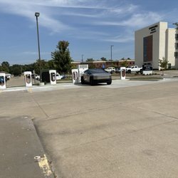 Bandana's Bar-B-Q - Columbia - Tesla charging my truck