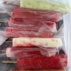 Pistachos, watermelon, cheesecake, mango con chile, fresas con crema