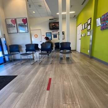 Planned Parenthood - Burbank - Waiting area - Obstetricians & Gynecologists Near Me - Burbank, California