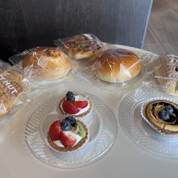 Sweet Hut Bakery & Cafe - Pork Sung Bun, Piggy Bun, Spring Onion Hot Dog, Red Bean Bun, Chocolate Buttercream, Fruit Tart Mini, Blueberry Cheese Tart - Bakeries Near Me - Plano, Texas