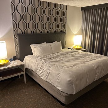 Wyndham Fort Smith - Comfortable beds - Hotels Near Me - Fort Smith, Arkansas