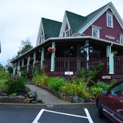 Lynwood Inn - Front entrance to the Lynnwood Inn