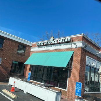 Sunny Daes - Outside View - Ice Cream & Frozen Yogurt Near Me - Fairfield, Connecticut