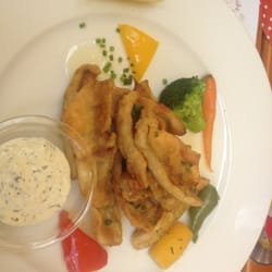 Restaurant Rütli - Egli Filets mit Salzkartoffeln (auf der Seite).