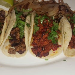Polloloquillo - Asada and chorizo tacos