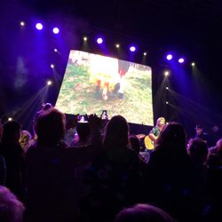 Stadthalle - Wir haben teure Karten gekauft, und kaum eine Sicht auf die Show bekommen !!! Stadthalle Rostock nie wieder !!