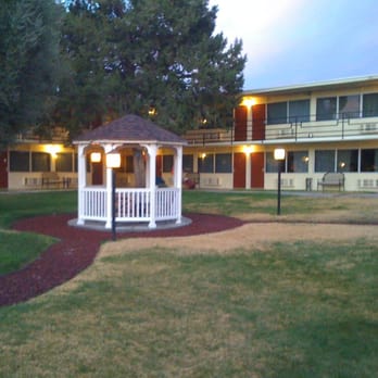 Quality Inn On Historic Route 66 - Courtyard with gazeebo - Hotels Near Me - Barstow, California Quality Inn On Historic Route 66 - Courtyard with gazeebo - Hotels Near Me - Barstow, California
