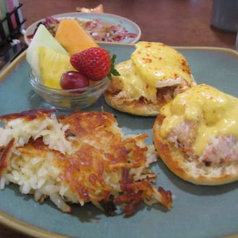 Linn's Restaurant - crab bennedict - American Near Me - Cambria, California