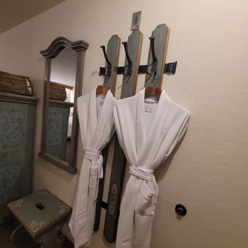 Enzian Inn - Robe rack - Hotels Near Me - Leavenworth, Washington