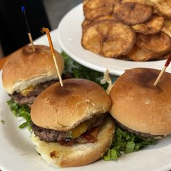 Cogburn's Big Wings - Sliders and House made chips