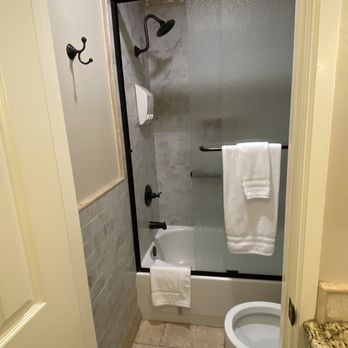 Beachcomber Inn - Great bathrooms. Very clean - Hotels Near Me - Pismo Beach, California