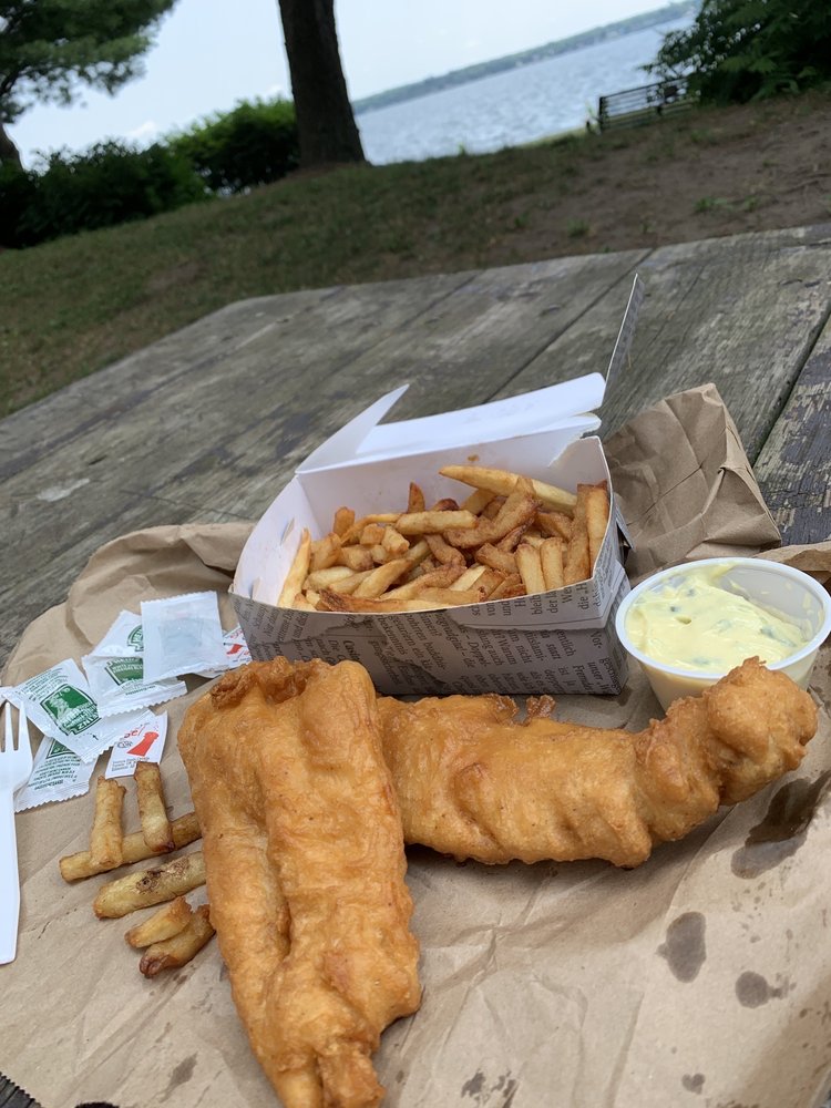 Manoll's Fish & Chips Logo