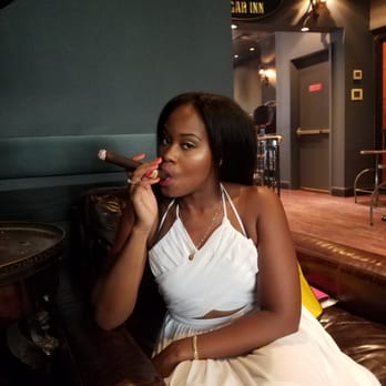 Casa de Montecristo - My sister is a pro at this. - Tobacco Shops Near Me - New York, New York