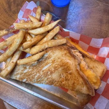 Zola's on the Water - Tuna melt - Pizza Near Me - Brookings, Oregon