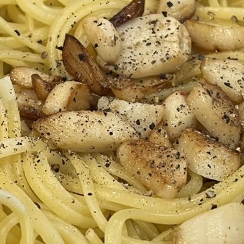 Umberto's Restaurant & Pizza - Linguine aglio e olio - Pizza Near Me - Wantagh, New York