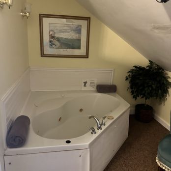 Elk Forge Bed & Breakfast - Jacuzzi tub in bedroom - Hotels Near Me - Elkton, Maryland Elk Forge Bed & Breakfast - Jacuzzi tub in bedroom - Hotels Near Me - Elkton, Maryland