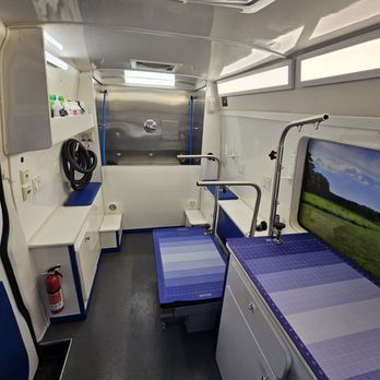 Green Dog Mobile Grooming - The interior of our van is powered by a Go Power 3000-watt inverter and lithium batteries, ensuring reliable, quiet operation. - Pet Groomers Near Me Green Dog Mobile Grooming - The interior of our van is powered by a Go Power 3000-watt inverter and lithium batteries, ensuring reliable, quiet operation. - Pet Groomers Near Me
