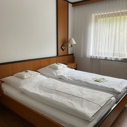 Hotel Zum Alten Schloß - ... Blick in das Zimmer ...