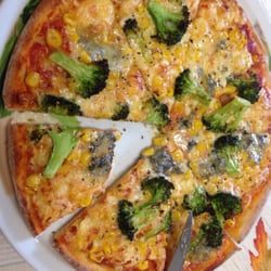 Pizzeria Charlie Braun - Pizza mit Brokkoli, Gorgonzola und Mais