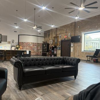 The Painted Rose - Waiting area with comfy seating - Tattoo Near Me - Cleburne, Texas