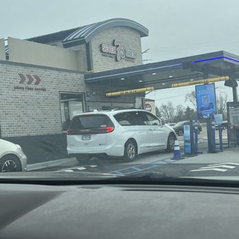 7 Brew Coffee - Drive thru two lanes - Coffee & Tea Near Me - Round Lake Beach, Illinois