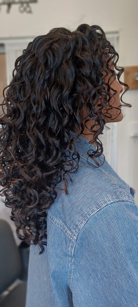 Mirna's Hair Affair Logo