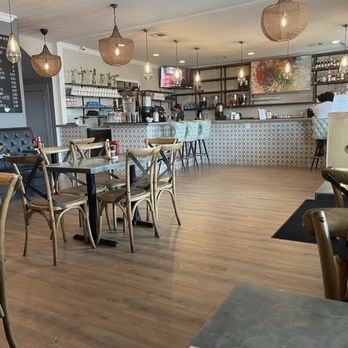 Leeland House - Dinning area and bar - Breakfast & Brunch Near Me - Houston, Texas