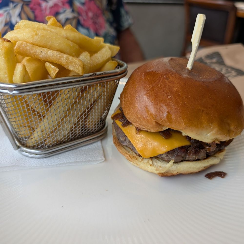 La Maison - Burger and fries. Lunch fare. La Maison - Brazilian Near Me - Rio de Janeiro, RJ
