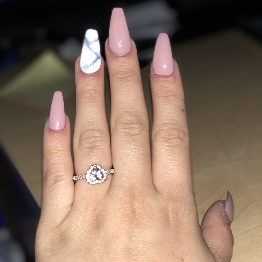 Acrylic Full set with marble accent nail
